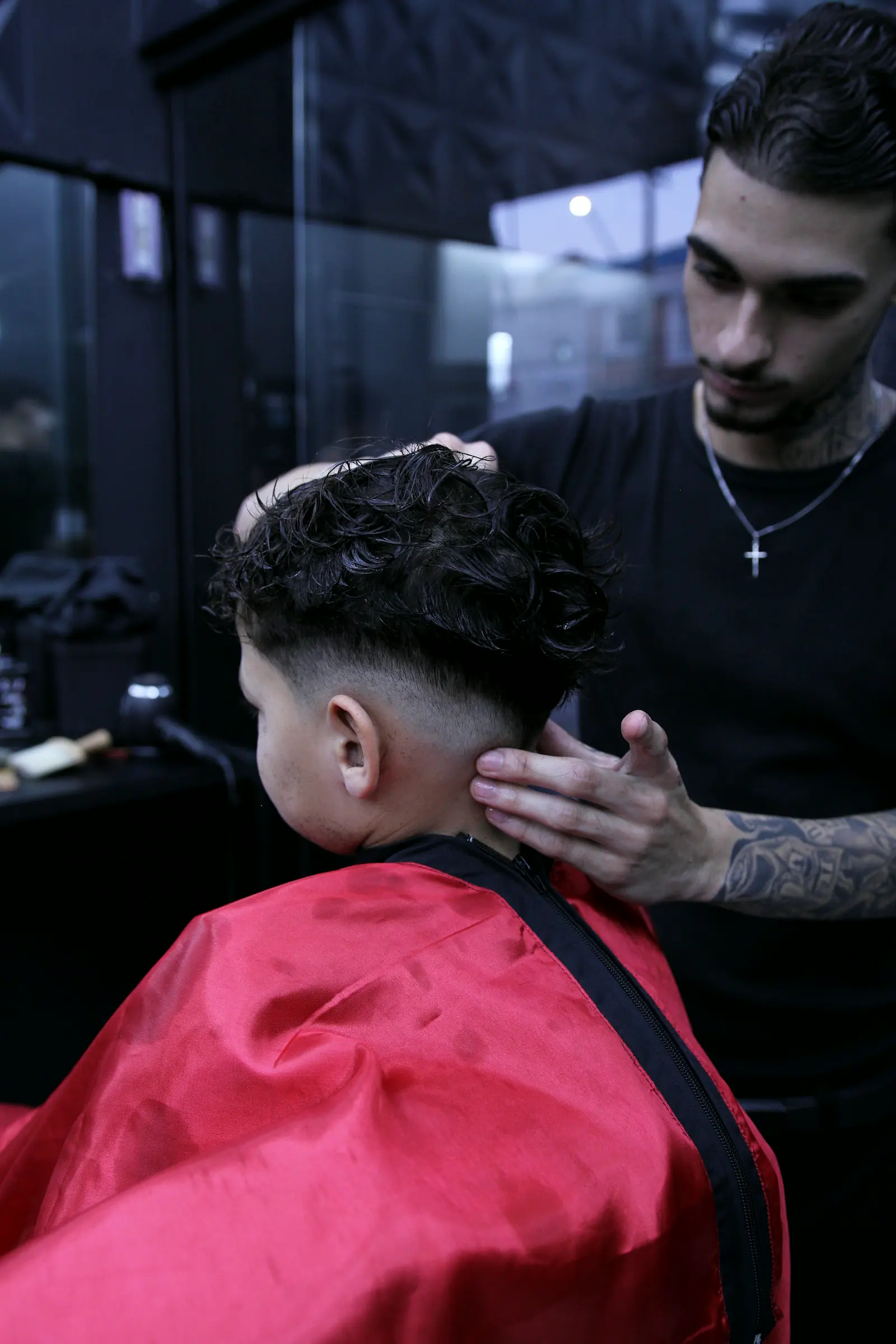 Cliente de cabelo cacheado com degradê recém-finalizado