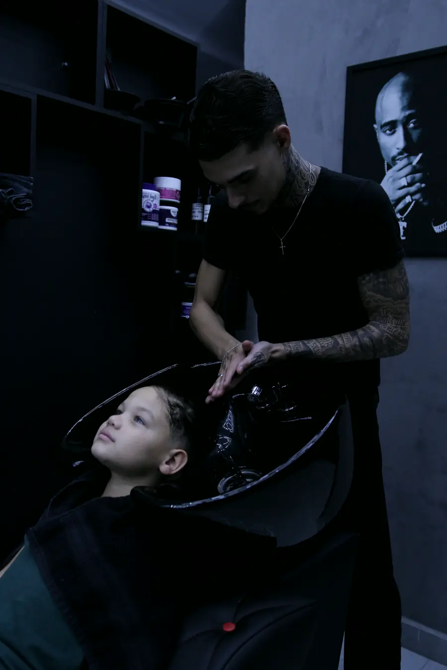 Lavatório da barbearia durante a lavagem do cabelo